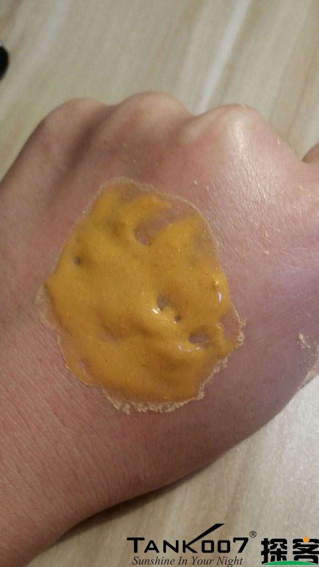 客戶買了紫光手電驗熒光劑，先拿面膜大姨媽巾開刀 