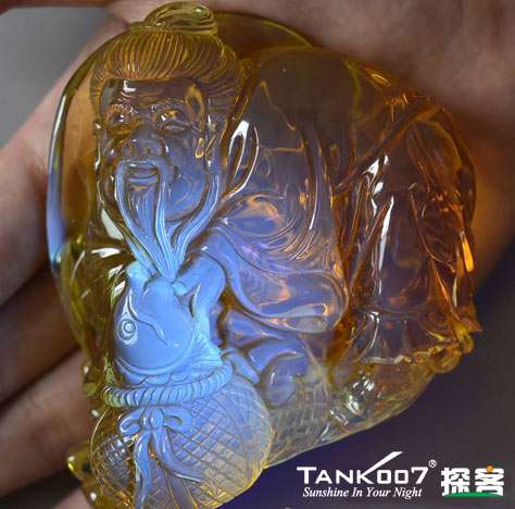 網(wǎng)上用紫光手電鑒定琥珀的帖子這么多，哪個是真假？