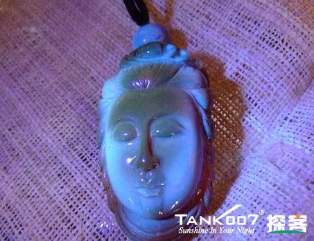 網(wǎng)上用紫光手電鑒定琥珀的帖子這么多，哪個是真假？