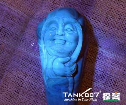 網(wǎng)上用紫光手電鑒定琥珀的帖子這么多，哪個是真假？