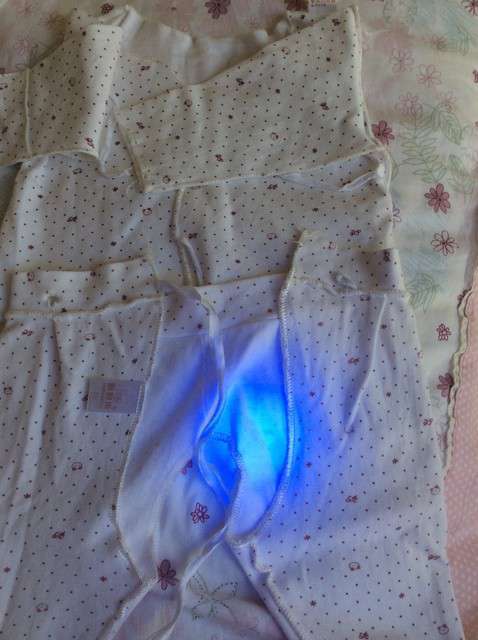  寶媽買(mǎi)了紫光手電，衣服上好多熒光劑，看的心慌害怕