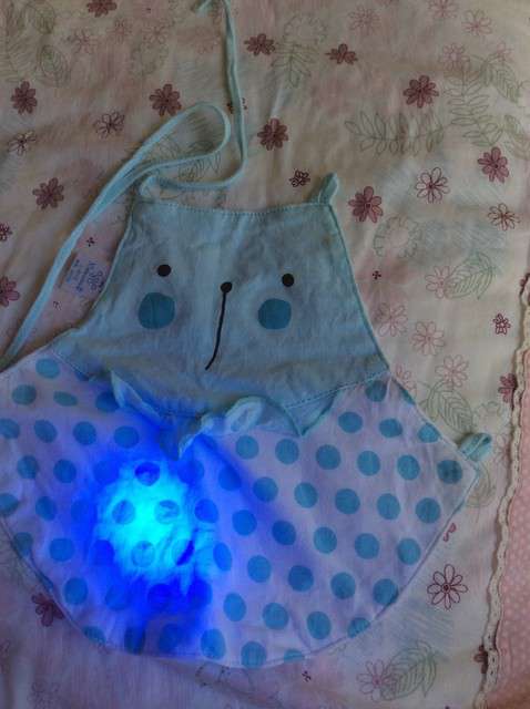  寶媽買(mǎi)了紫光手電，衣服上好多熒光劑，看的心慌害怕